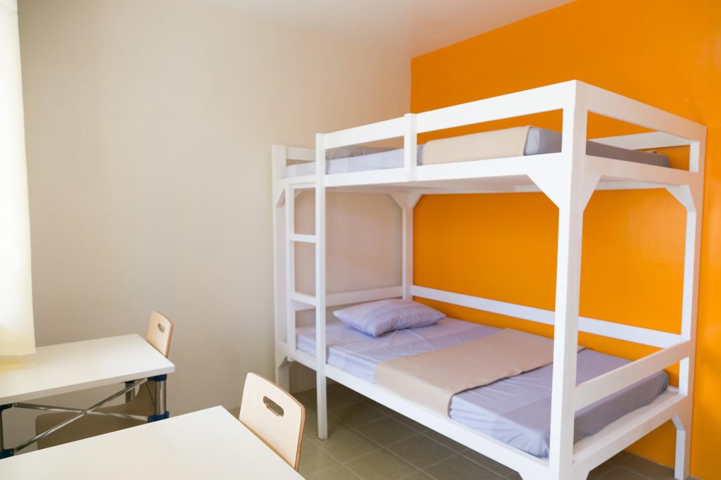 全寮制の高校にいくか、それともホームステイか